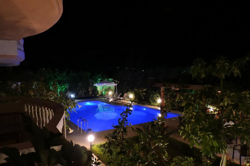 בית מלון כפרי Golden Rose Suites