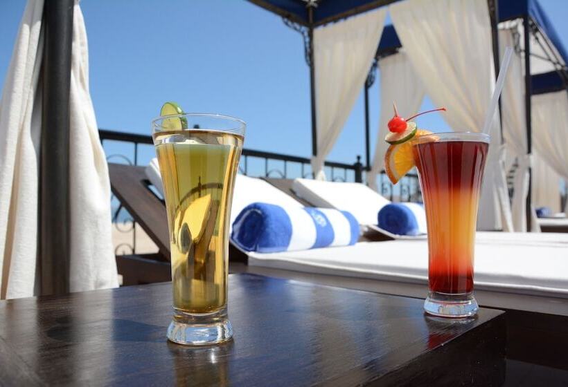 La Posada Hotel & Beach Club