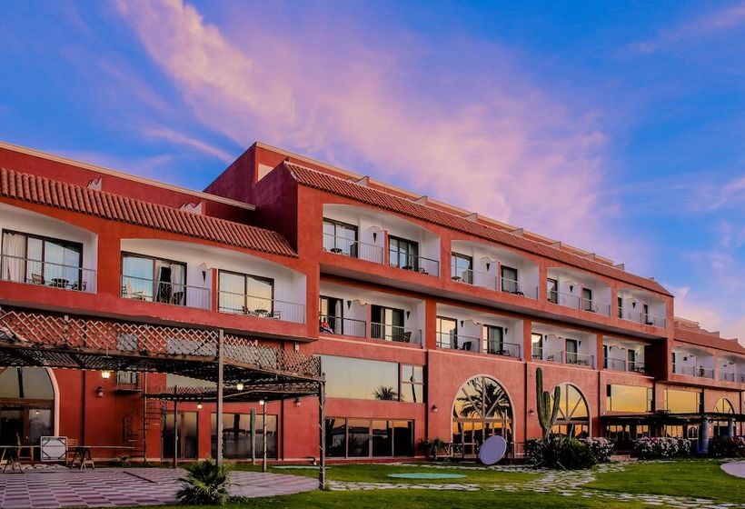 La Posada Hotel & Beach Club