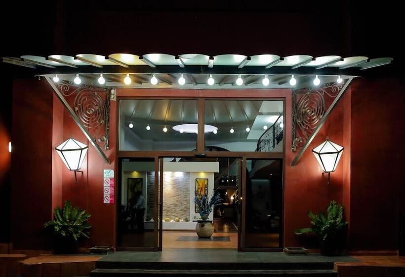 La Posada Hotel & Beach Club