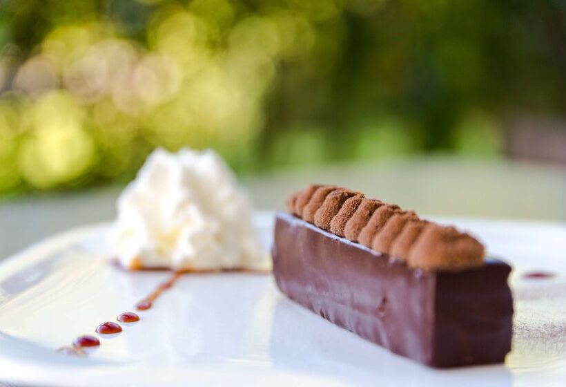 Отель The Originals City, Hôtel Nîmes Costières, Ex Inter Hôtel