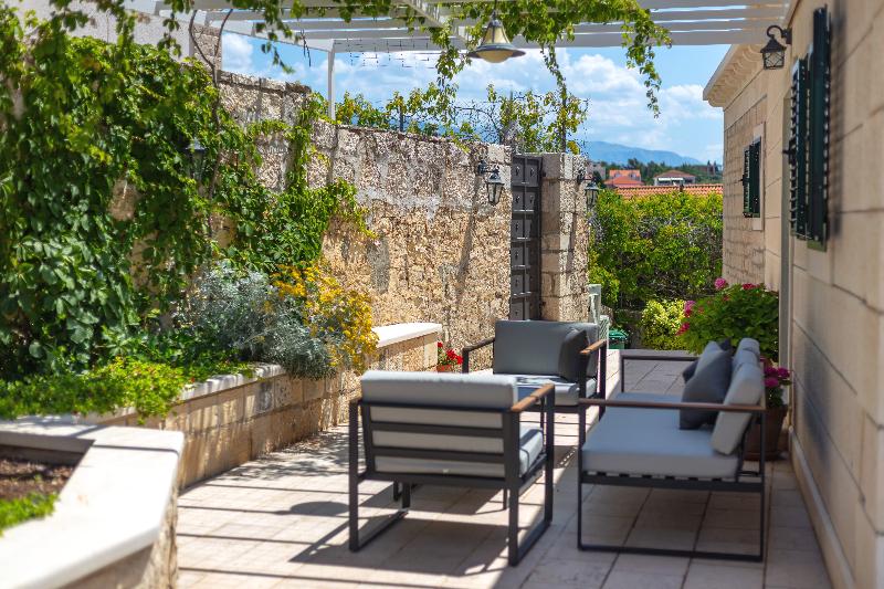 Hotel Villa Mir Vami With Private Pool And Just Few Steps Away From The Sea