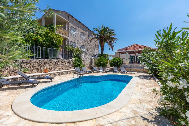 Hotel Villa Mir Vami With Private Pool And Just Few Steps Away From The Sea