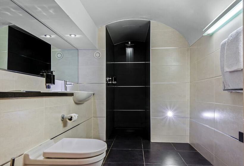 Отель Roomzzz Newcastle City