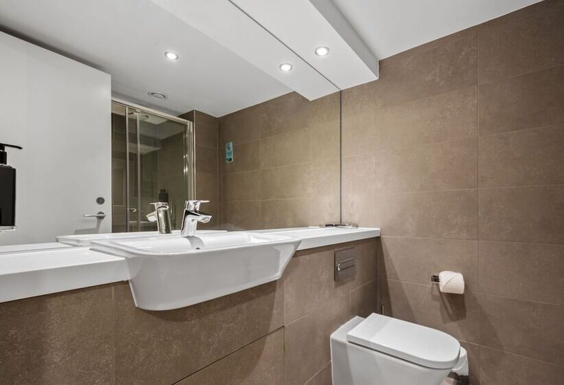 Отель Roomzzz Newcastle City