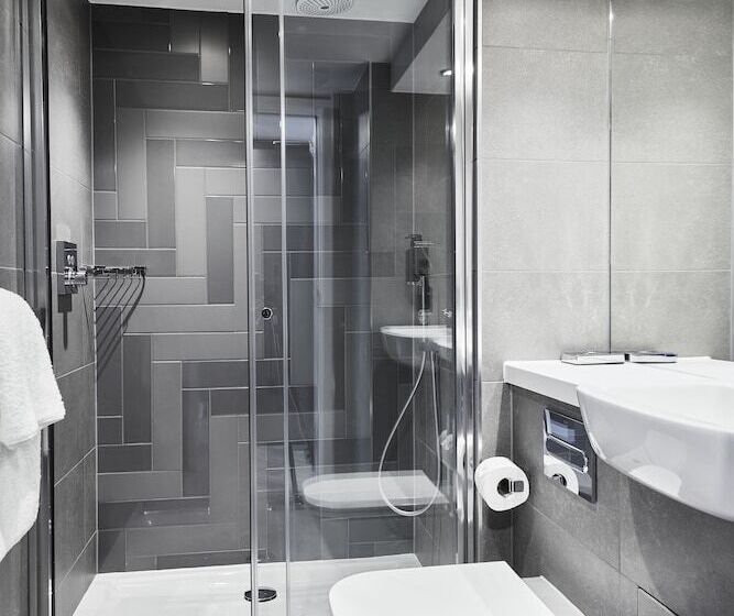 Отель Roomzzz Newcastle City