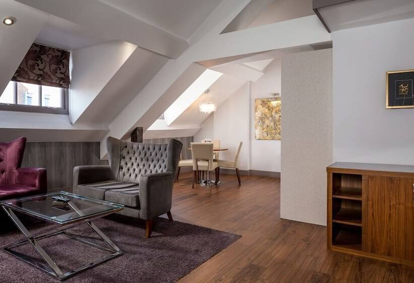 Отель Roomzzz Newcastle City