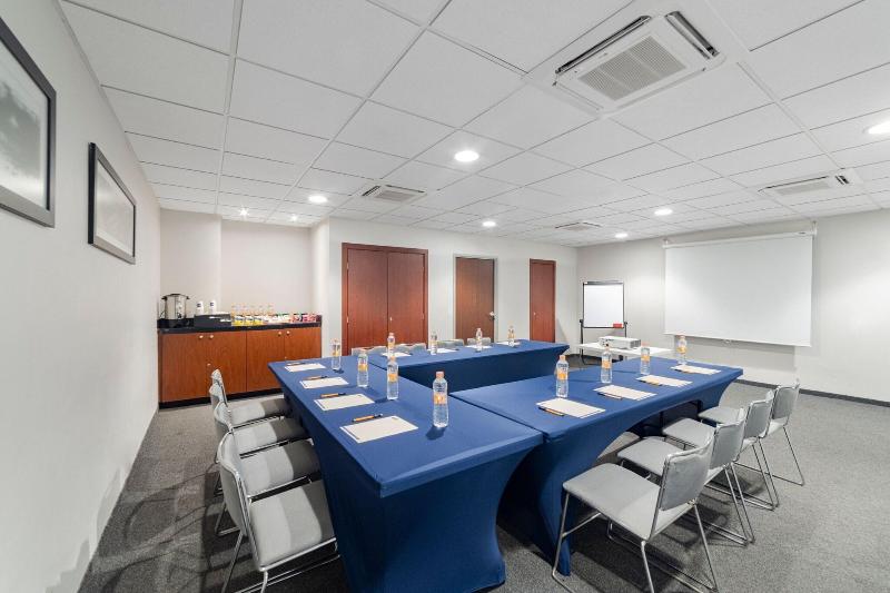 Отель City Express By Marriott Oaxaca