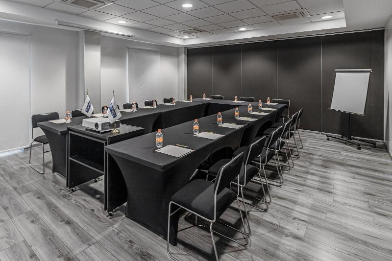 Отель City Express By Marriott Oaxaca