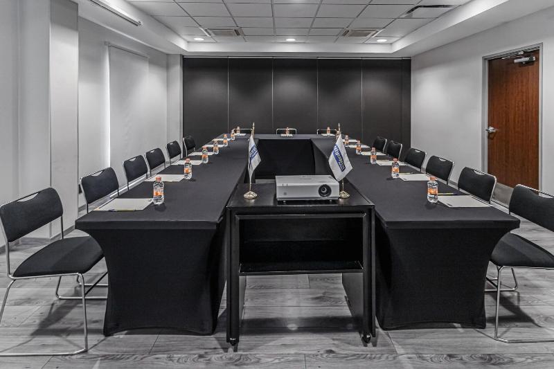 Отель City Express By Marriott Oaxaca