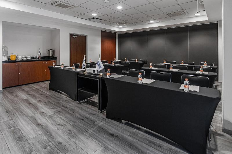 Отель City Express By Marriott Oaxaca