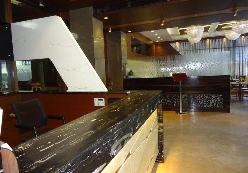 ホテル Cosmopolitan Ahmedabad