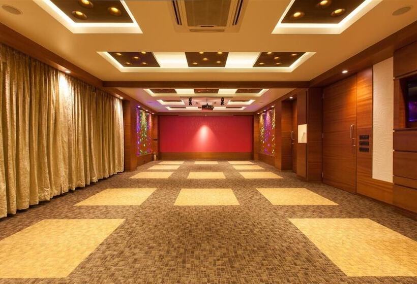 ホテル Cosmopolitan Ahmedabad