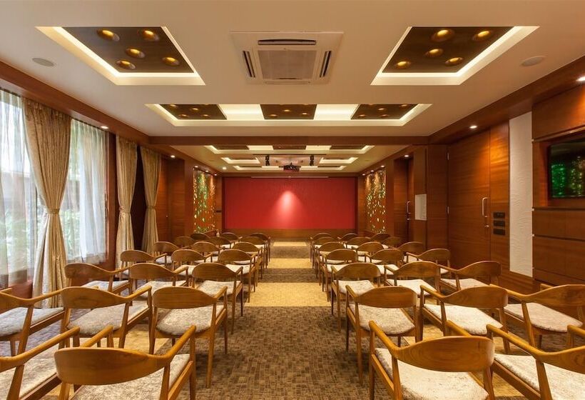 ホテル Cosmopolitan Ahmedabad