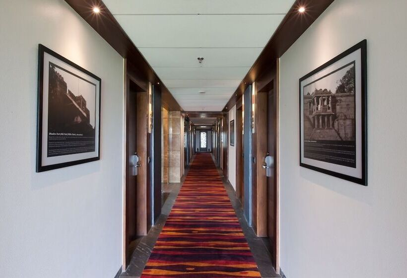 ホテル Cosmopolitan Ahmedabad