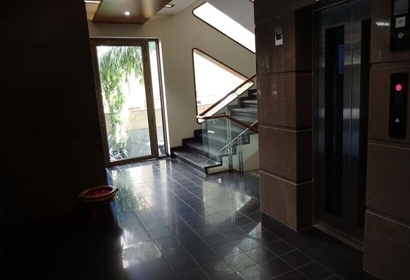 ホテル Cosmopolitan Ahmedabad