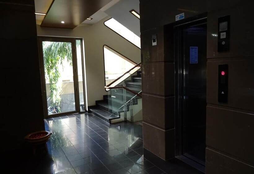 ホテル Cosmopolitan Ahmedabad