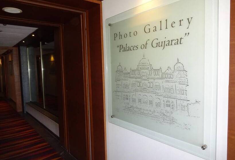 ホテル Cosmopolitan Ahmedabad