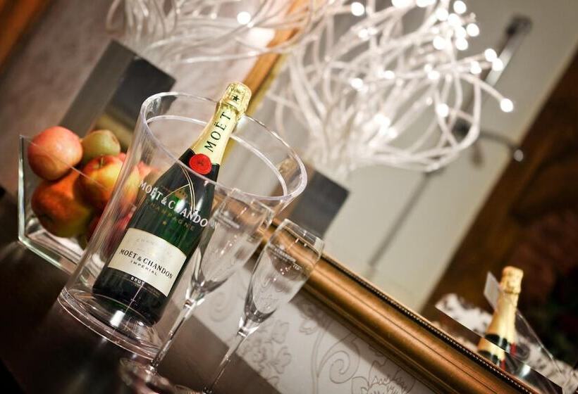 هتل Pytloun Design Self Checkin