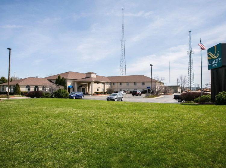 فندق Quality Inn & Suites Woodstock Near Lake Geneva
