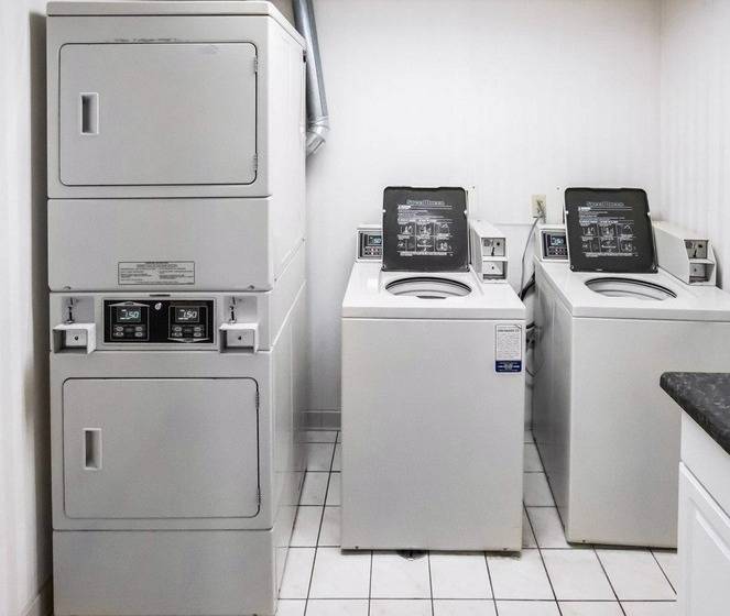 فندق Quality Inn & Suites Woodstock Near Lake Geneva