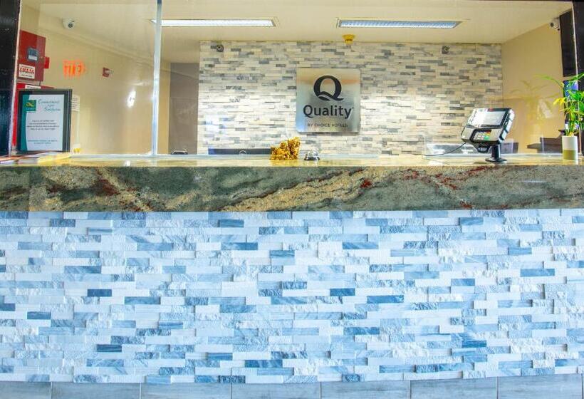 فندق Quality Inn & Suites Woodstock Near Lake Geneva