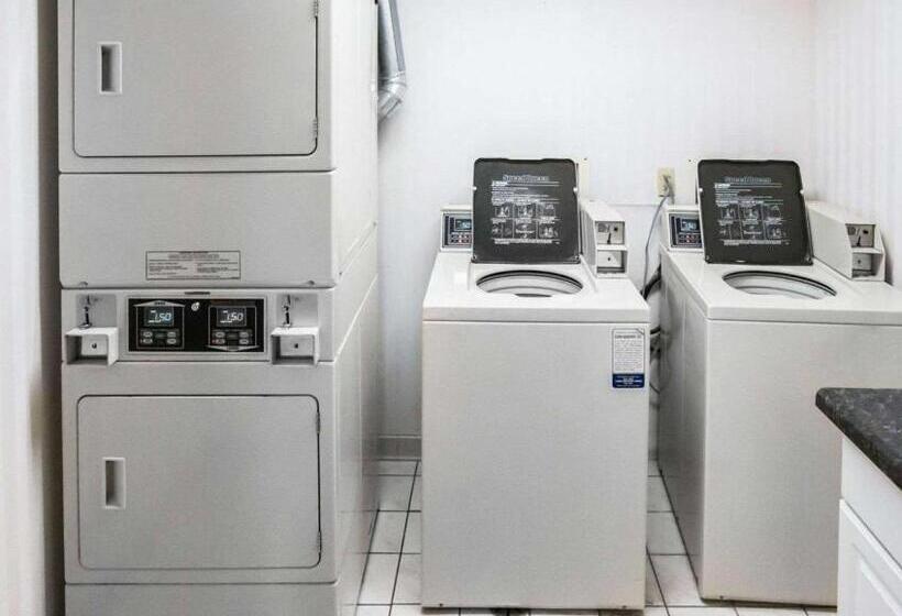 فندق Quality Inn & Suites Woodstock Near Lake Geneva