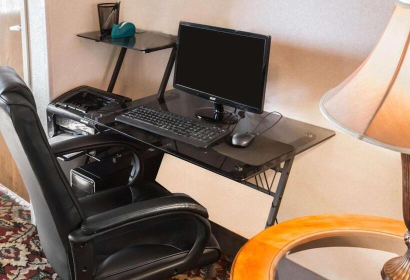 فندق Quality Inn & Suites Woodstock Near Lake Geneva