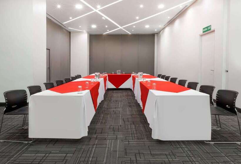 ホテル Ramada Encore By Wyndham Guadalajara Sur