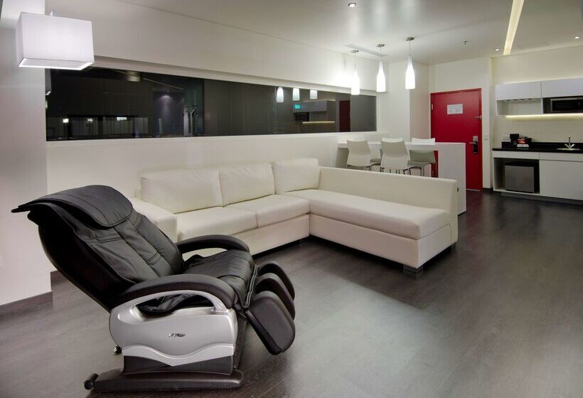 ホテル Ramada Encore By Wyndham Guadalajara Sur