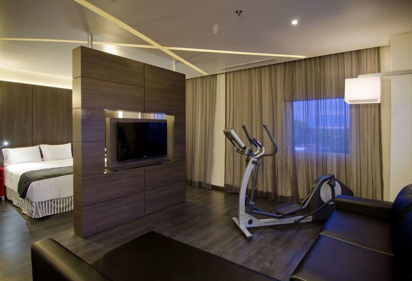 ホテル Ramada Encore By Wyndham Guadalajara Sur