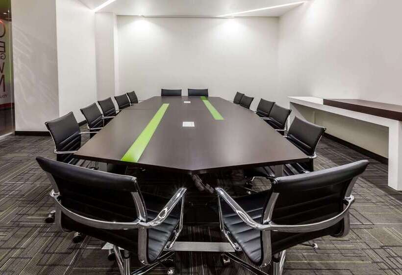 ホテル Ramada Encore By Wyndham Guadalajara Sur