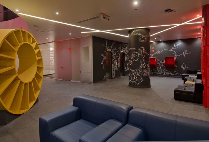 ホテル Ramada Encore By Wyndham Guadalajara Sur