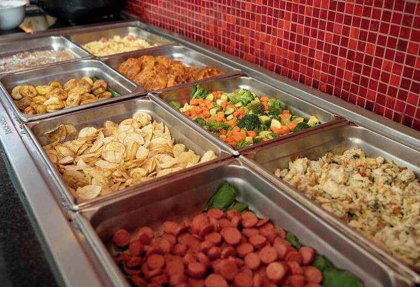 ホテル Ramada Encore By Wyndham Guadalajara Sur