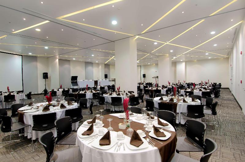 ホテル Ramada Encore By Wyndham Guadalajara Sur