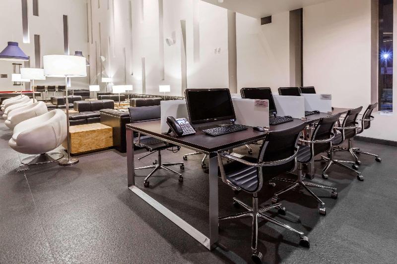 ホテル Ramada Encore By Wyndham Guadalajara Sur