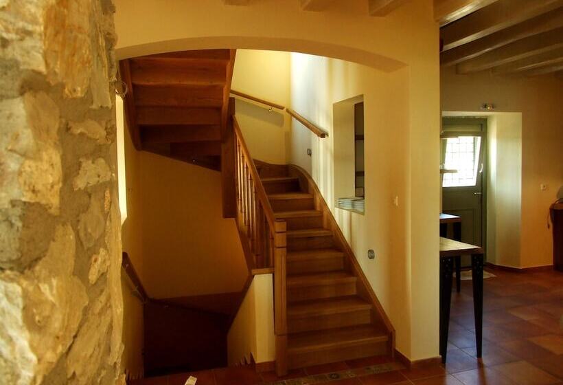 酒店 The Lotus Tree