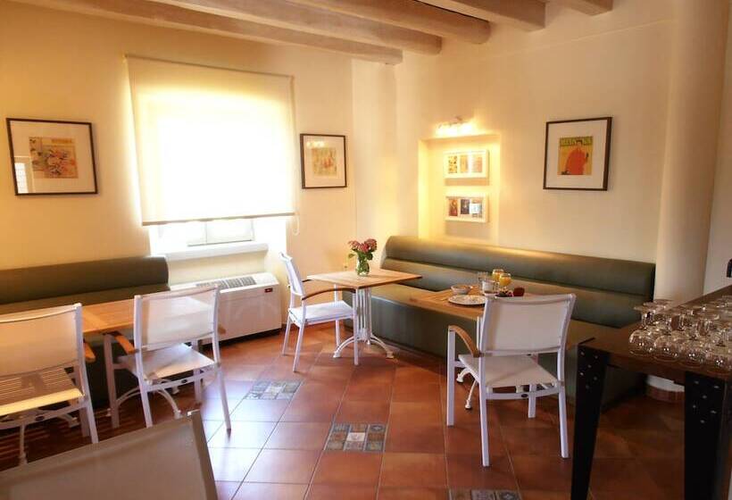 酒店 The Lotus Tree