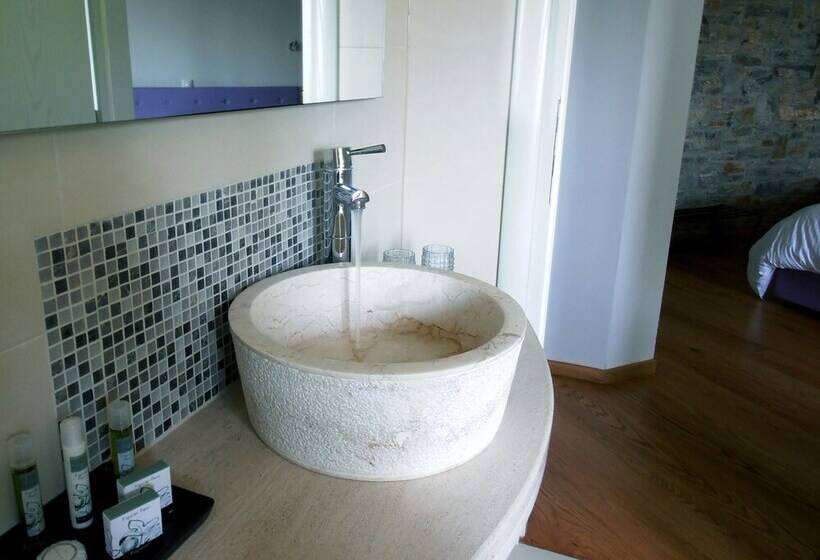 هتل The Lotus Tree