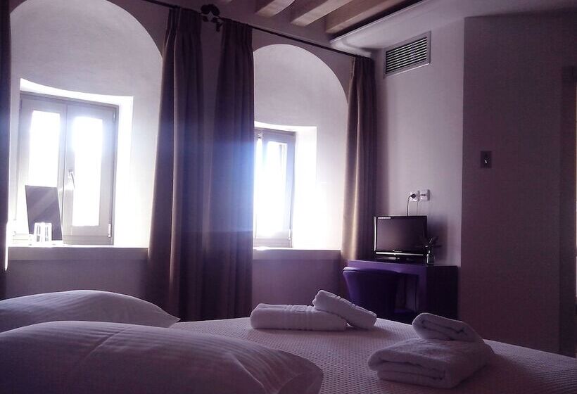 هتل The Lotus Tree