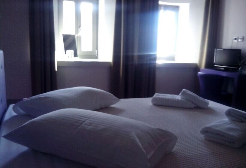 酒店 The Lotus Tree