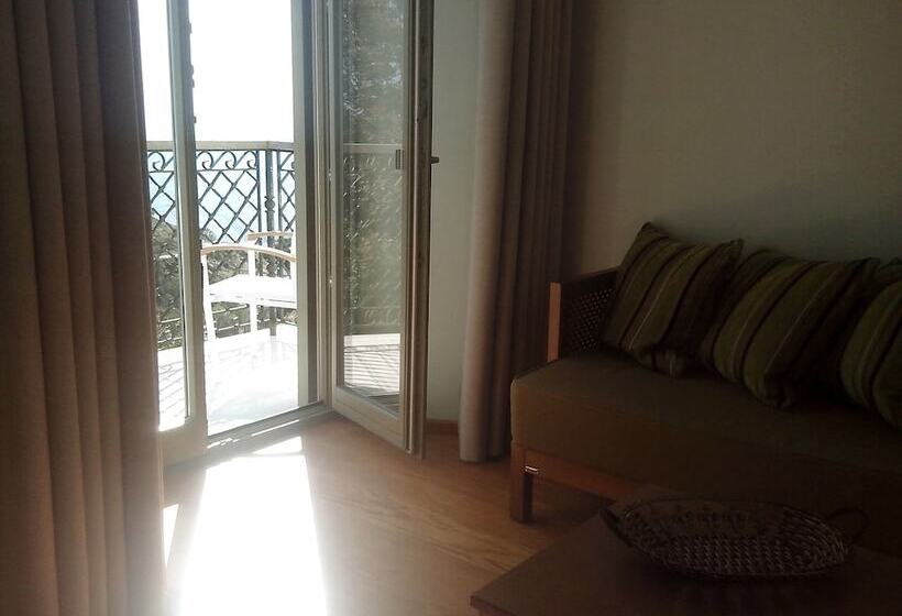 هتل The Lotus Tree