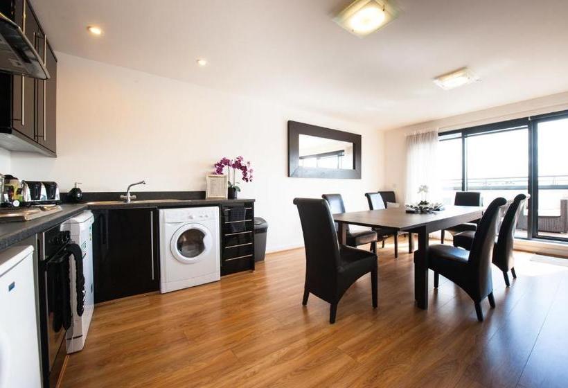 בית מלון כפרי Westport Serviced Apartments