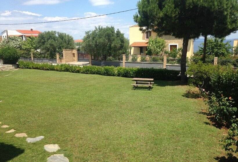 The Beach House   Apartments & Studios