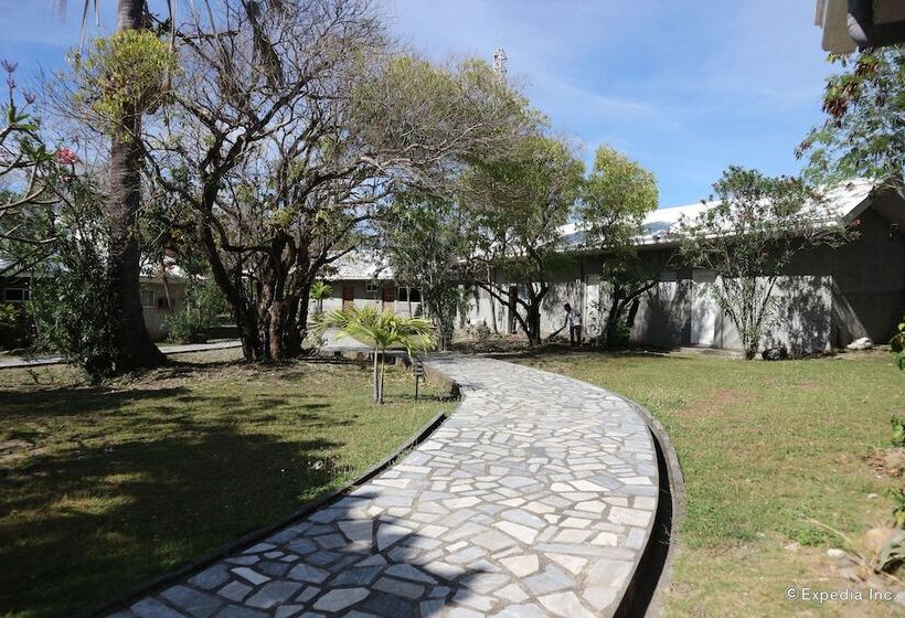 בית מלון כפרי Antulang Beach Resort