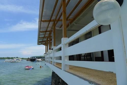 هتل Bluefins Resort