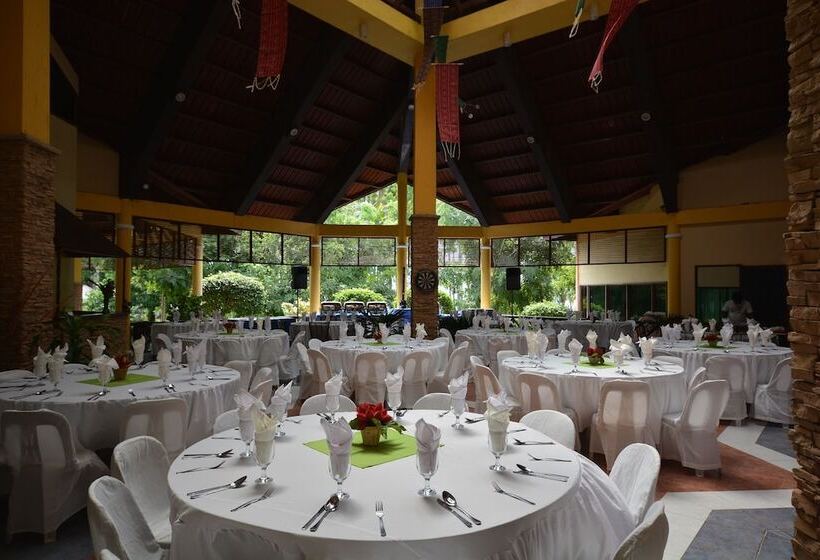 هتل Crystal Paradise Resort, Spa & Winery