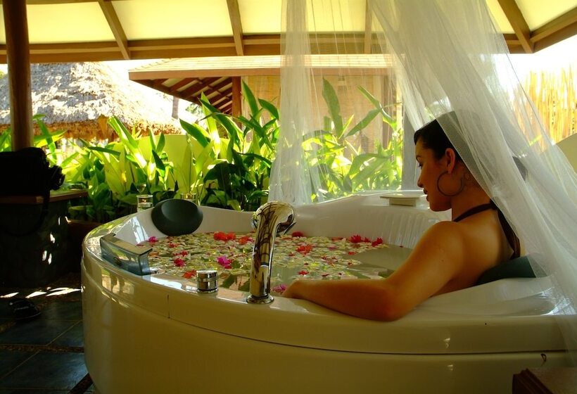 هتل Crystal Paradise Resort, Spa & Winery