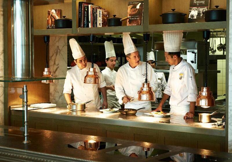 هتل Fairmont Baku Flame Towers