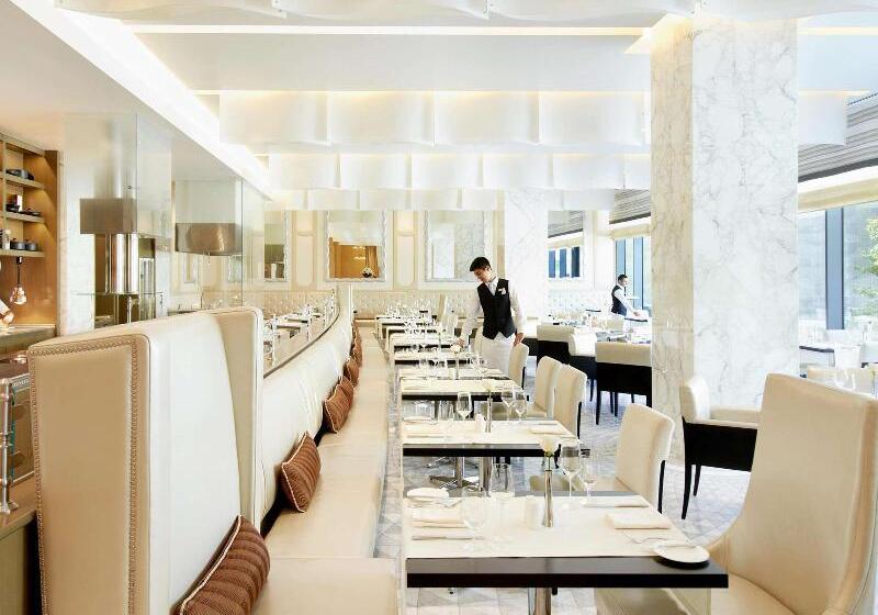 هتل Fairmont Baku Flame Towers